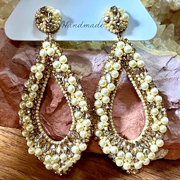 🌺🎉HP🎉🌺 NWT Deepa Gurnani Pearl & Crystal Hoop Chandeliers - Picture 10 of 16